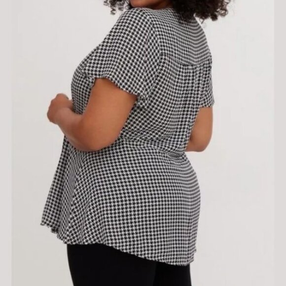 Houndstooth blouse with front tie by Torrid, black and white, size 3 - Picture 6 of 7